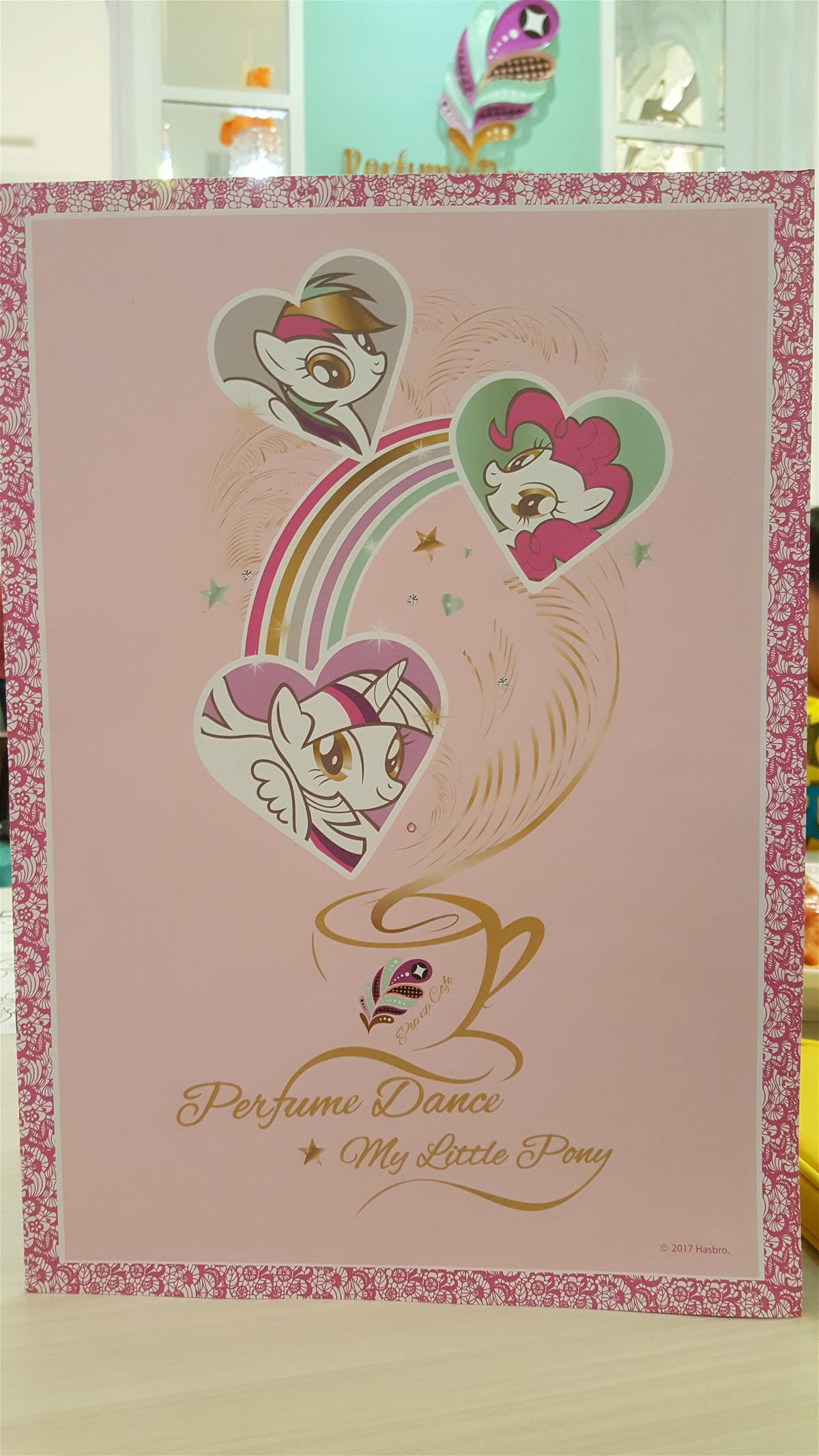 【新北美食】 板橋 跳舞香水親子餐廳 X 彩虹小馬 快閃主題餐廳 快來跟紫悅、柔柔….等可愛小馬當好朋友,讓你跟小孩一起變身宇宙公主