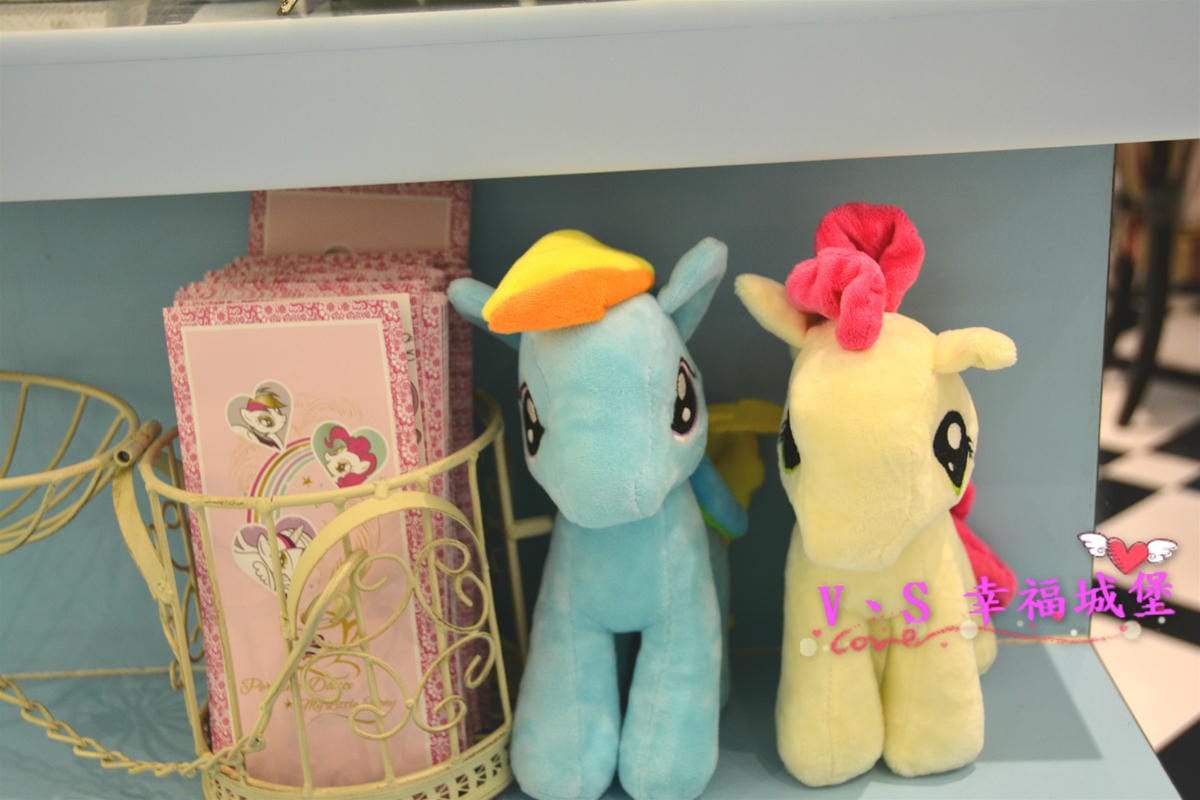 【新北美食】 板橋 跳舞香水親子餐廳 X 彩虹小馬 快閃主題餐廳 快來跟紫悅、柔柔….等可愛小馬當好朋友,讓你跟小孩一起變身宇宙公主