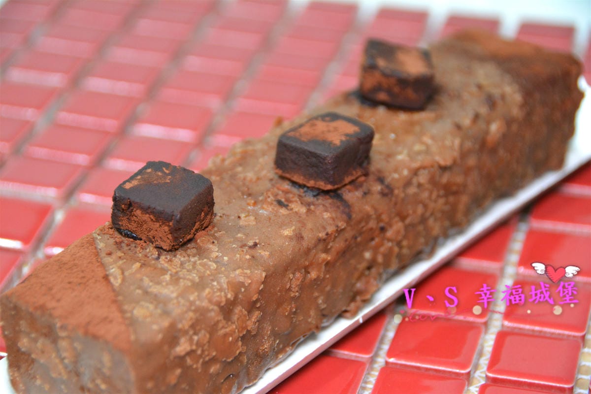 【宅配美食】七四甜創 原味生乳捲&榛果巧克力磅蛋糕 讓好吃甜點更親近你的生活裡,帶領你進入一場甜蜜蜜的氛圍裡,當彌月禮盒也很適合喔 !