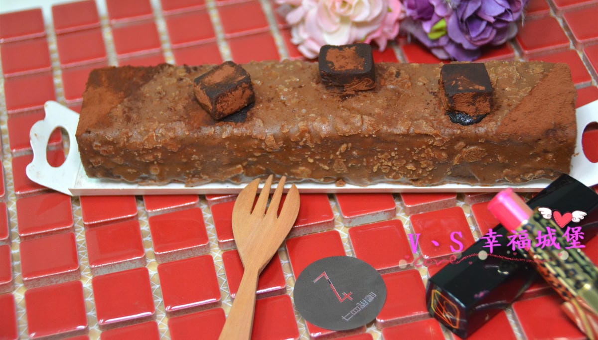 【宅配美食】七四甜創 原味生乳捲&榛果巧克力磅蛋糕 讓好吃甜點更親近你的生活裡,帶領你進入一場甜蜜蜜的氛圍裡,當彌月禮盒也很適合喔 !