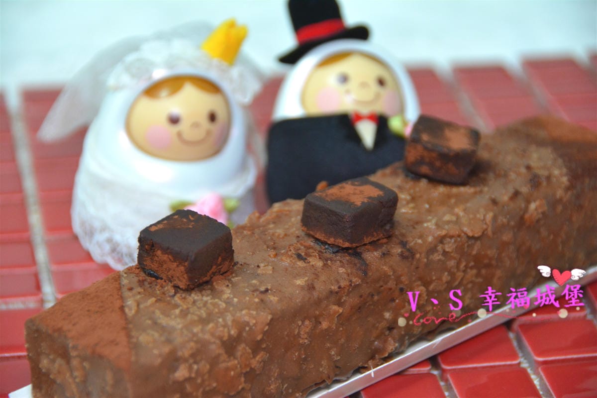 【宅配美食】七四甜創 原味生乳捲&榛果巧克力磅蛋糕 讓好吃甜點更親近你的生活裡,帶領你進入一場甜蜜蜜的氛圍裡,當彌月禮盒也很適合喔 !