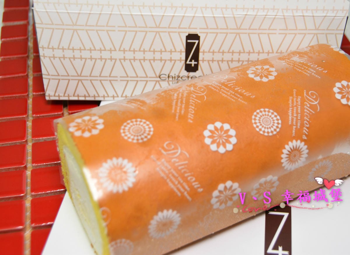 【宅配美食】七四甜創 原味生乳捲&榛果巧克力磅蛋糕 讓好吃甜點更親近你的生活裡,帶領你進入一場甜蜜蜜的氛圍裡,當彌月禮盒也很適合喔 !