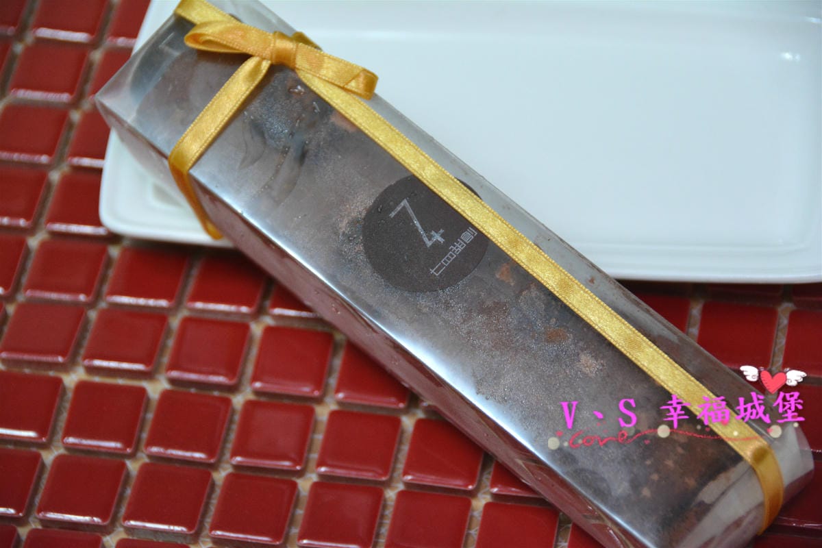 【宅配美食】七四甜創 原味生乳捲&榛果巧克力磅蛋糕 讓好吃甜點更親近你的生活裡,帶領你進入一場甜蜜蜜的氛圍裡,當彌月禮盒也很適合喔 !