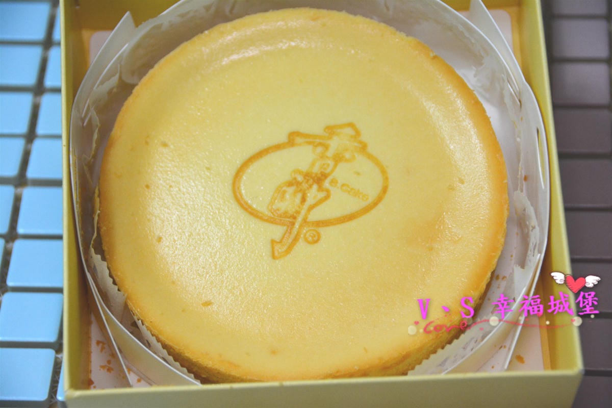 【宅配蛋糕】香帥蛋糕 ” 芋泥推筒蛋糕 ” 邊推邊吃新奇吃法,讓你一邊吃一邊玩, ” 純味重乳酪蛋糕 ” 獨特乳酸風味更是不能錯過 !