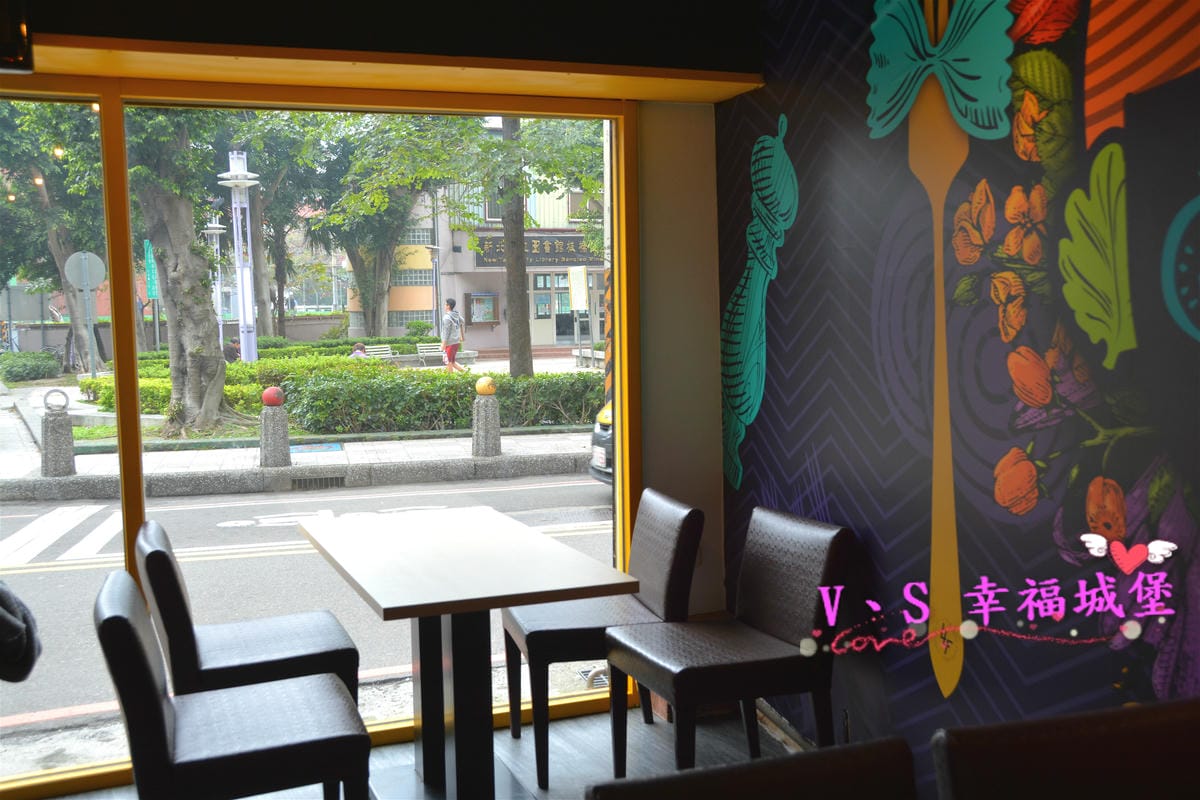 【板橋義大利麵】板橋民生公園旁 小伯爵義式料理 親民價格、舒適環境讓人不想上班,那就來個耍廢炸物拼盤,發發呆吧 !(已歇業) - 第7張圖 【板橋義大利麵】板橋民生公園旁 小伯爵義式料理 親民價格