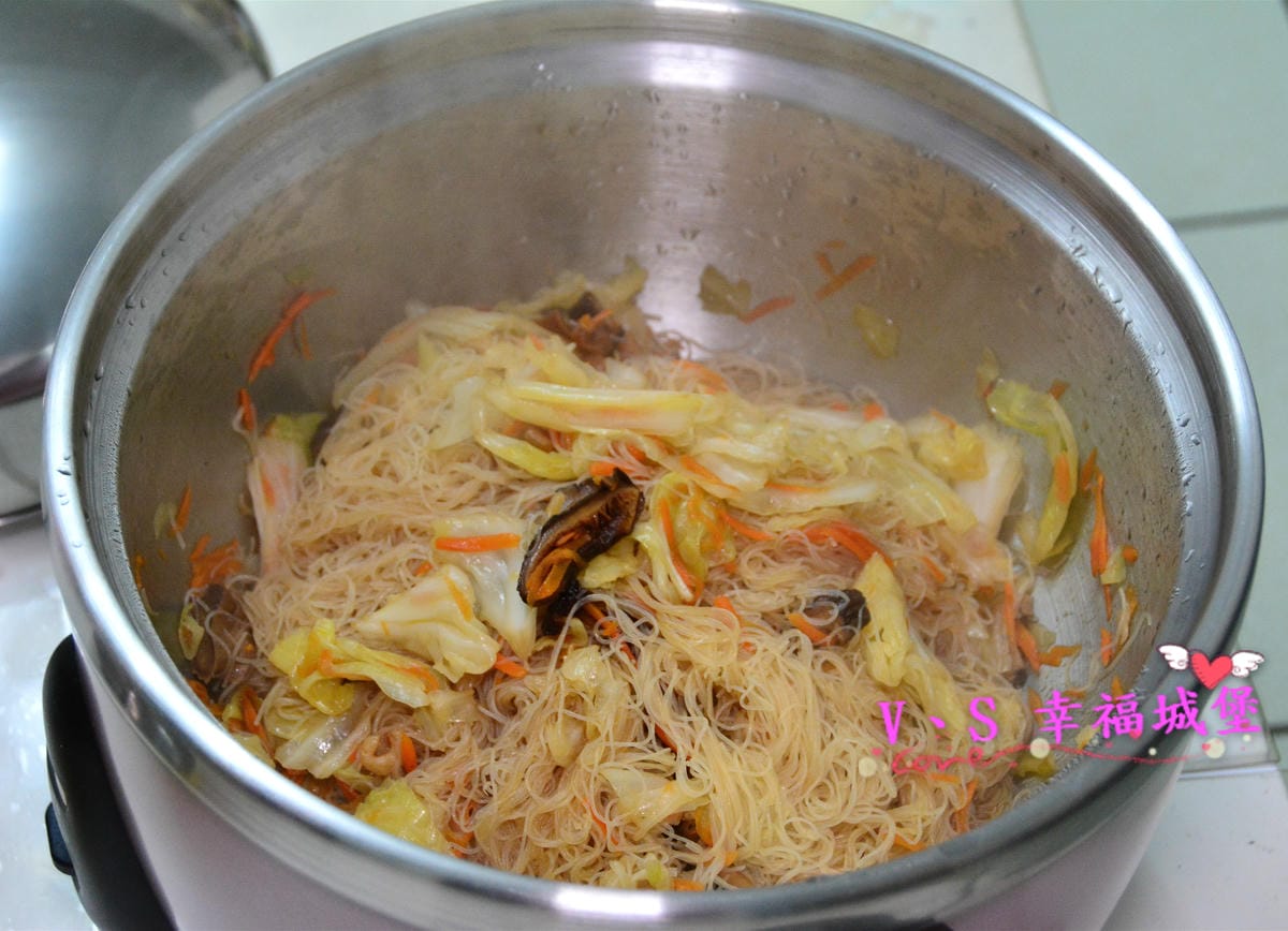 【家電分享】電鍋炒米粉 鍋寶全能不鏽鋼電鍋11人份(玫瑰金),100%台灣製造 分離式304不鏽鋼外鍋,讓你不用瓦斯爐就可以煮出美味料理