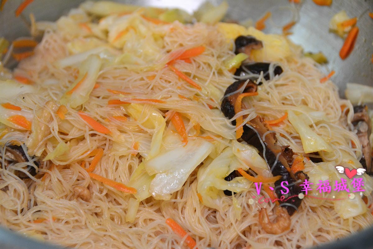 【家電分享】電鍋炒米粉 鍋寶全能不鏽鋼電鍋11人份(玫瑰金),100%台灣製造 分離式304不鏽鋼外鍋,讓你不用瓦斯爐就可以煮出美味料理