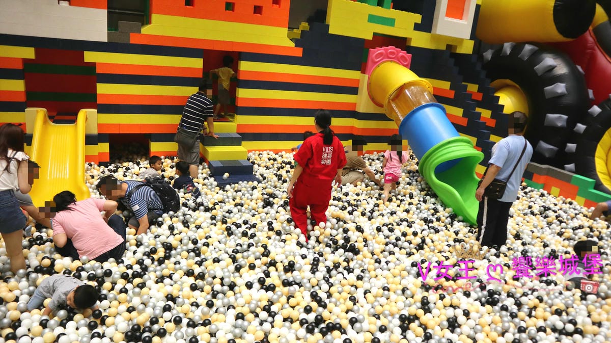 【親子室內樂園】Kid’s建築樂園 – 共築童樂館 全台最大積木樂園、八大區域盡情體驗、大型造型氣墊設施讓小孩玩到忘我,只到9/2不可錯過喔 !