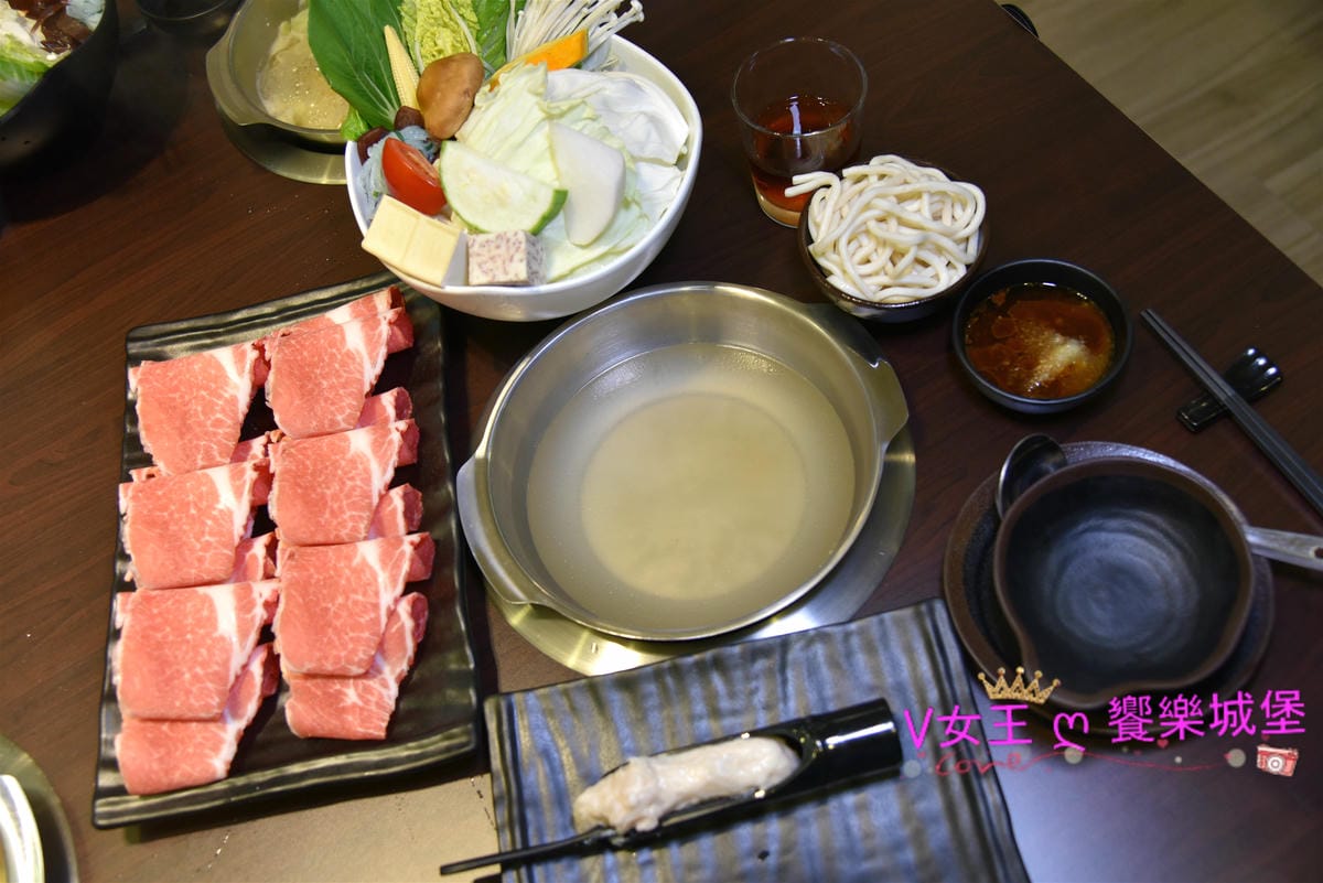 【板橋後站美食】化饈火鍋《原肉、海鮮、時蔬 專賣》來喔,快 【板橋後站美食】化饈火鍋《原肉、海鮮、時蔬 專賣》來喔,快
