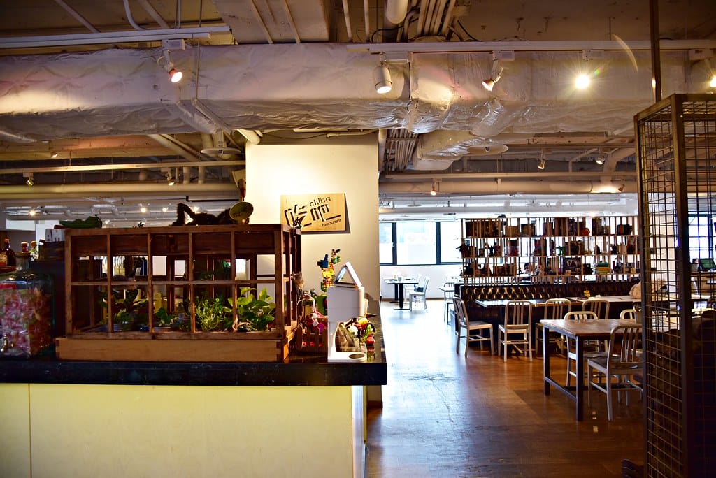 【西門町美食】台北 西門町意舍酒店「吃吧chiba」 巔覆傳統飯店華麗餐飲,加入街頭藝人隨性風格,創造出隨性、自在、慵懶 的用餐空間 - 第17張圖 DSC_8547 -1