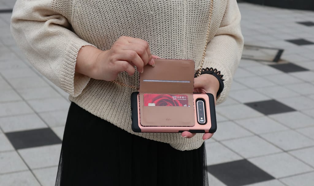 【好物分享】ekax A咖達人 手機隨行時尚鏈包 讓手機也是穿搭的一部分,時尚鏈包讓我不用擔心手機飛出去,還可以當手機錢包,讓你輕鬆時尚出門。。 - 第10張圖 IMG_9016_meitu_7