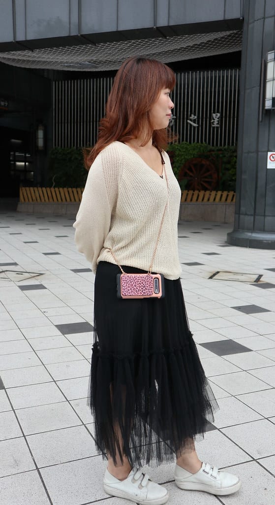 【好物分享】ekax A咖達人 手機隨行時尚鏈包 讓手機也是穿搭的一部分,時尚鏈包讓我不用擔心手機飛出去,還可以當手機錢包,讓你輕鬆時尚出門。。 - 第14張圖 IMG_9014_meitu_5