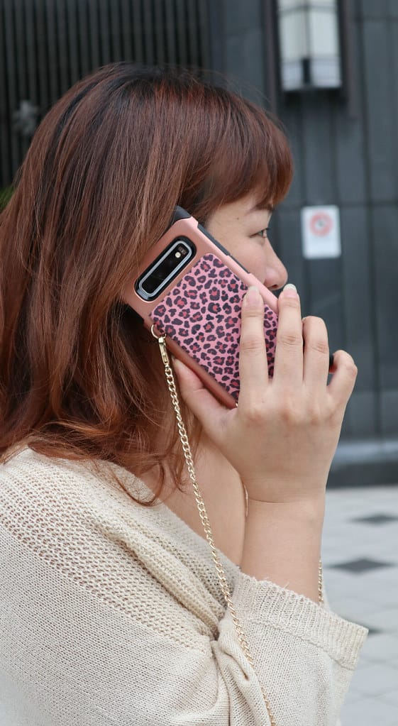 【好物分享】ekax A咖達人 手機隨行時尚鏈包 讓手機也是穿搭的一部分,時尚鏈包讓我不用擔心手機飛出去,還可以當手機錢包,讓你輕鬆時尚出門。。 - 第15張圖 IMG_9017_meitu_1