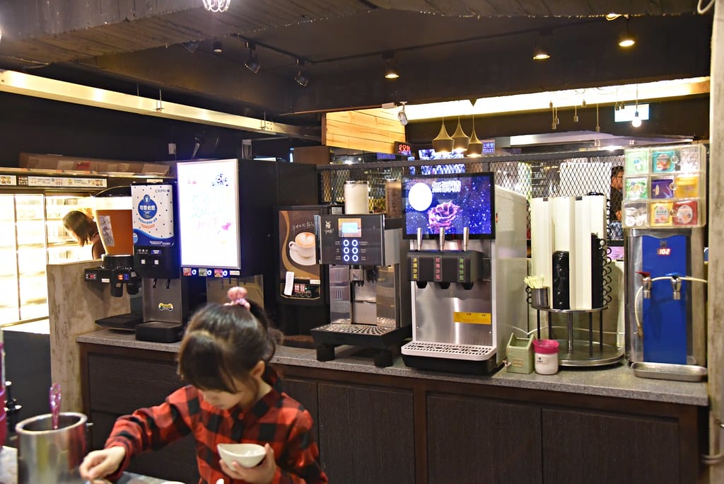 【西門町吃到飽推薦】 天外天精緻火鍋 昆明店 賓士鍋一次給你三種想要的湯頭、9種肉品、哈根達斯、詩莊堡蘋果酒 無限飲用任你暢飲,台北宵夜美食、台北宵夜火鍋推薦。。 - 第17張圖 DSC_0695 -1