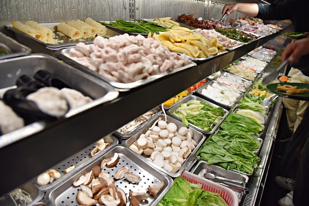 【西門町吃到飽推薦】 天外天精緻火鍋 昆明店 賓士鍋一次給你三種想要的湯頭、9種肉品、哈根達斯、詩莊堡蘋果酒 無限飲用任你暢飲,台北宵夜美食、台北宵夜火鍋推薦。。 - 第11張圖 DSC_0691 -1