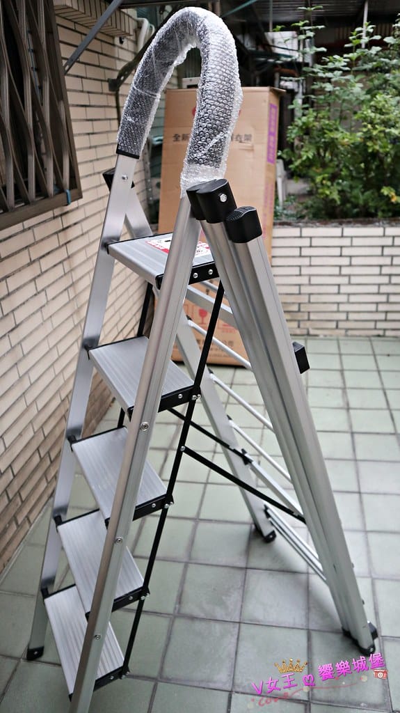 【家事好物】闔樂泰 全新萬用變形曬衣架-黑5步 登高梯、曬衣架、工作梯、收納架 多功能設計,一梯四用 輕巧好收納,家事界的魔術師 ! - 第7張圖 batch_IMG_9070 -1