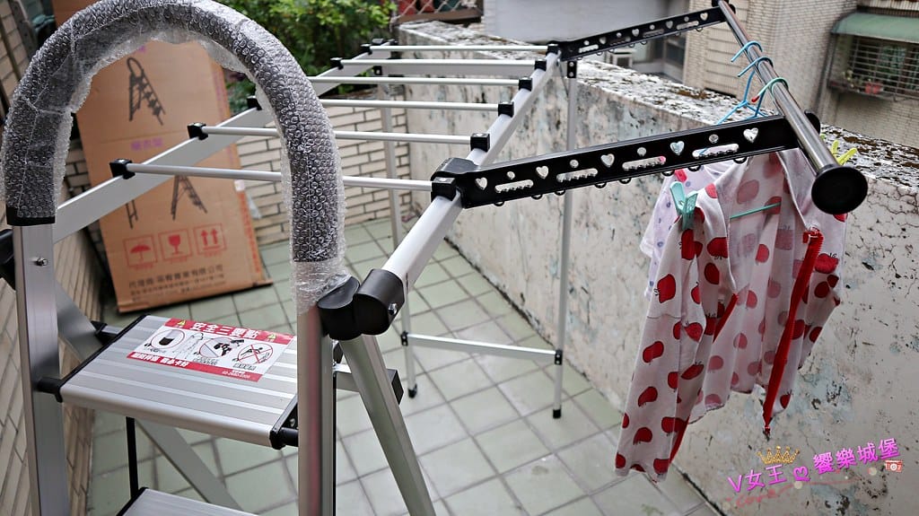 【家事好物】闔樂泰 全新萬用變形曬衣架-黑5步 登高梯、曬衣架、工作梯、收納架 多功能設計,一梯四用 輕巧好收納,家事界的魔術師 ! - 第20張圖 batch_IMG_9063 -1