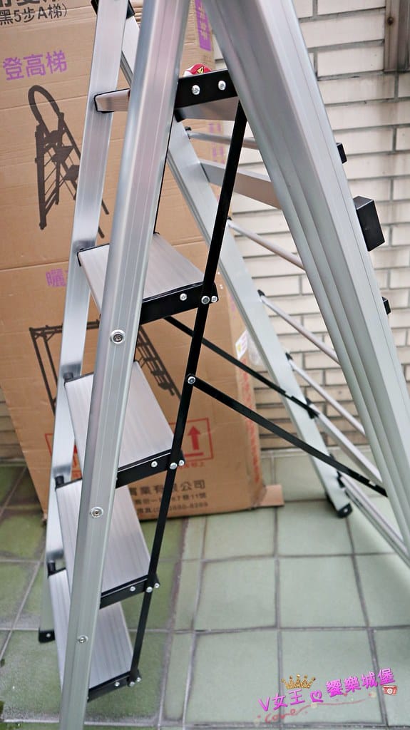 【家事好物】闔樂泰 全新萬用變形曬衣架-黑5步 登高梯、曬衣架、工作梯、收納架 多功能設計,一梯四用 輕巧好收納,家事界的魔術師 ! - 第8張圖 batch_IMG_9030 -1