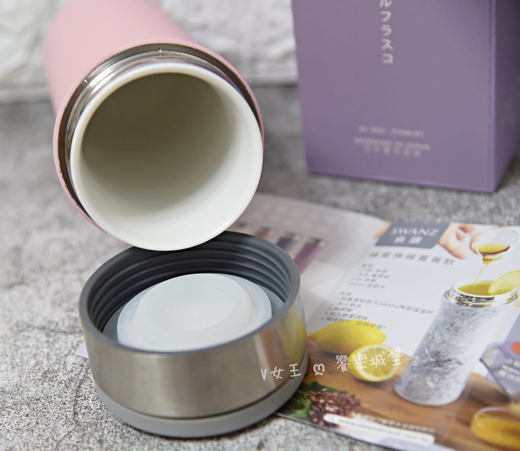 【保溫杯分享】Swanz天鵝瓷 陶瓷保溫杯 真陶瓷內膽,非塗層,雙層真空保溫保冷58小時,不挑飲品,咖啡、中藥….等都可裝,不殘留異味,杯蓋提把設計攜帶方便 - 第10張圖 batch_DSC_2729 -1