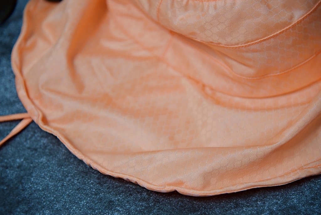 LightSPA美肌光波織物 ll 美肌光波多功能防曬披肩 花朵帽 UPF50、抗UV、防潑水 是炎炎夏日防曬必備好物,別讓熱情的太陽在你身上留下痕跡了。。 - 第14張圖 DSC_3518 -1