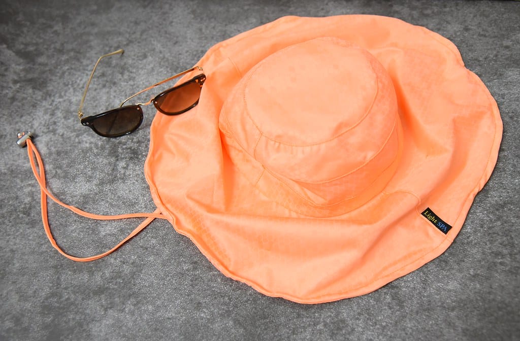 LightSPA美肌光波織物 ll 美肌光波多功能防曬披肩 花朵帽 UPF50、抗UV、防潑水 是炎炎夏日防曬必備好物,別讓熱情的太陽在你身上留下痕跡了。。 - 第13張圖 DSC_3516 -1