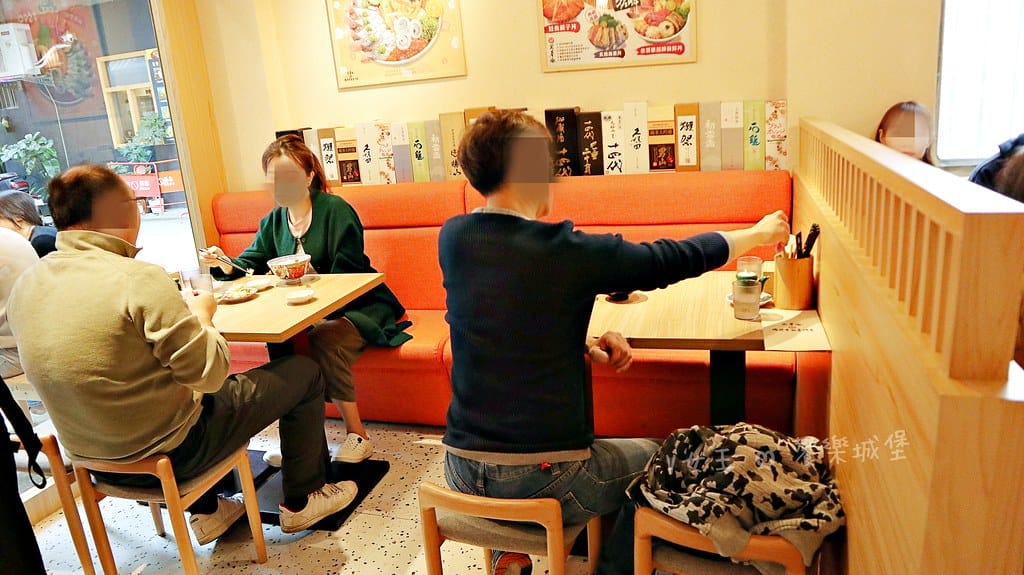 坐著做。海鮮丼飯專門店(新莊幸福店)巷弄中驚喜日式料理,海