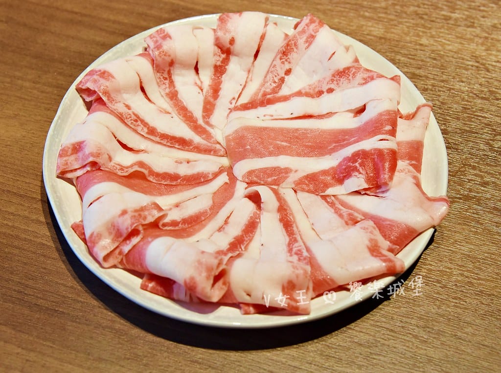 台北信義區 鼎楓寶島火鍋 ll 信義ATT火鍋店,多款湯底可