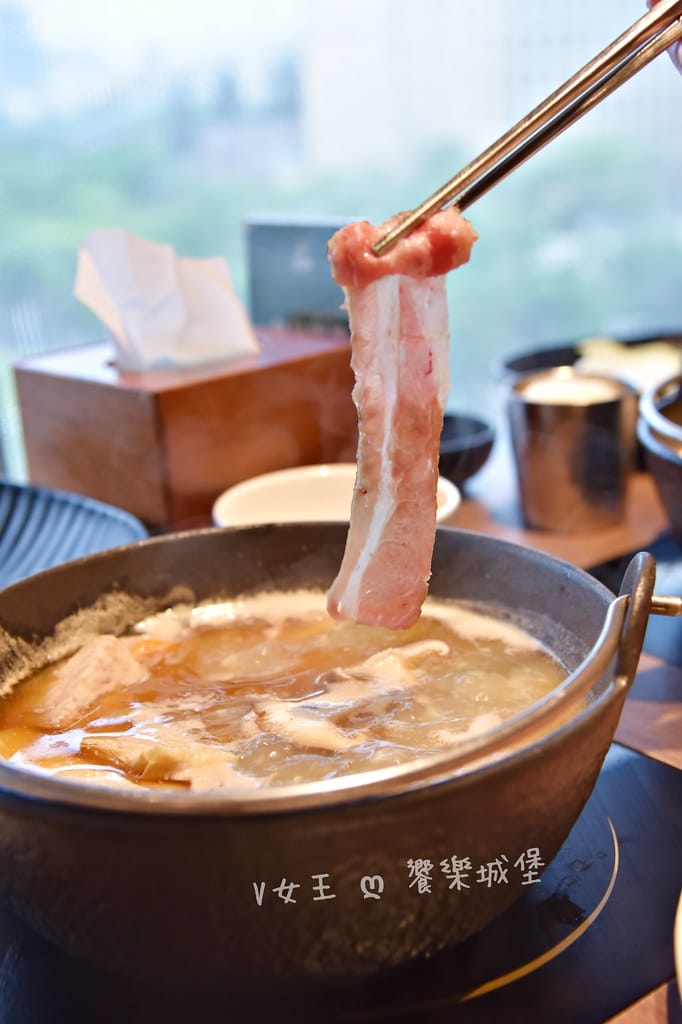 台北信義區 鼎楓寶島火鍋 ll 信義ATT火鍋店,多款湯底可