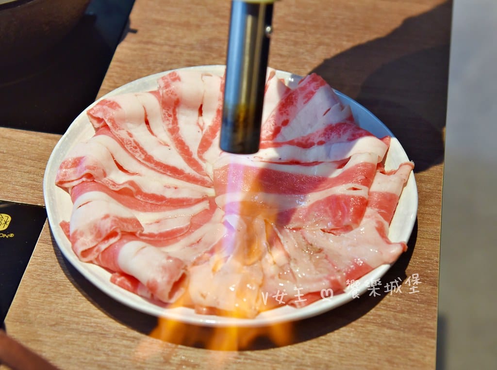 台北信義區 鼎楓寶島火鍋 ll 信義ATT火鍋店,多款湯底可