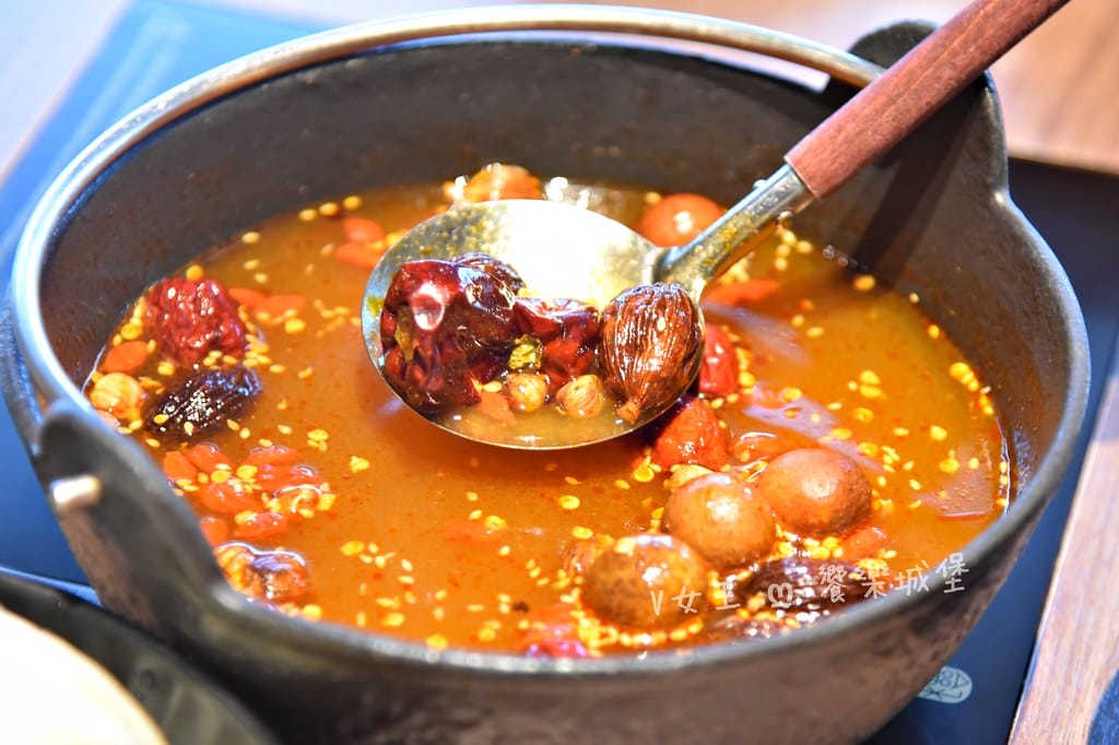 台北信義區 鼎楓寶島火鍋 ll 信義ATT火鍋店,多款湯底可