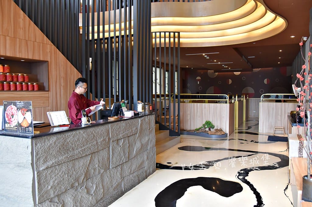 怎麻辣頂級鴛鴦麻辣火鍋 ll 桃園青埔麻辣鍋推薦,四格火鍋湯