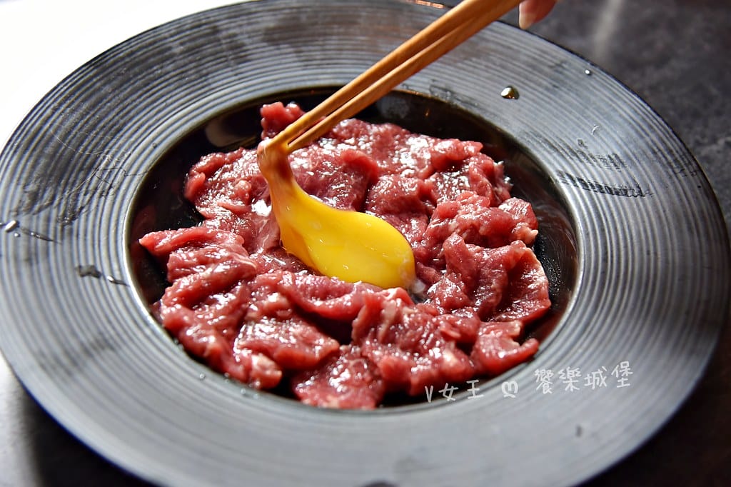 怎麻辣頂級鴛鴦麻辣火鍋 ll 桃園青埔麻辣鍋推薦,四格火鍋湯