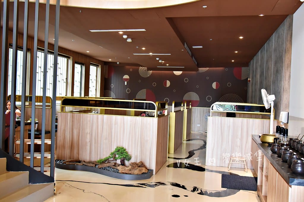 怎麻辣頂級鴛鴦麻辣火鍋 ll 桃園青埔麻辣鍋推薦,四格火鍋湯