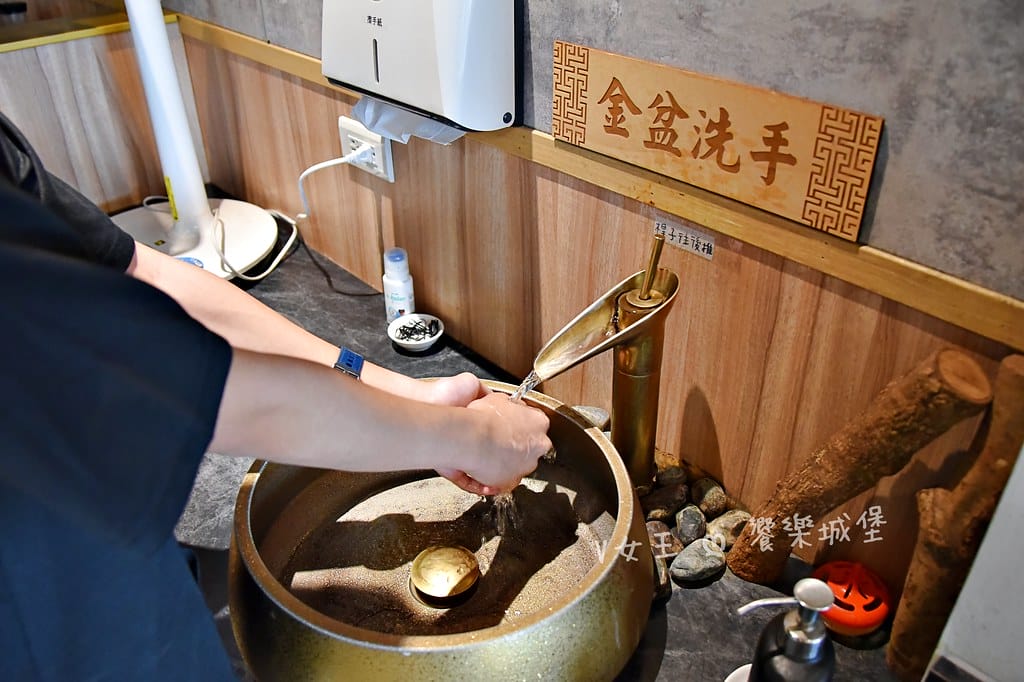 怎麻辣頂級鴛鴦麻辣火鍋 ll 桃園青埔麻辣鍋推薦,四格火鍋湯