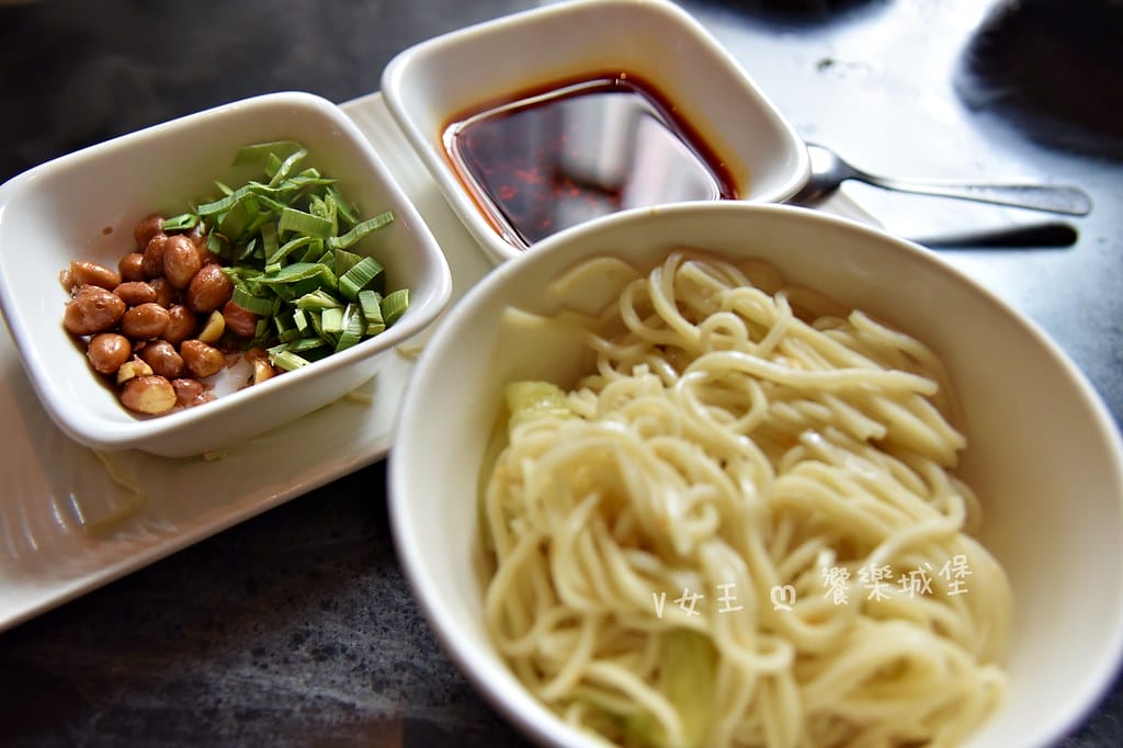 怎麻辣頂級鴛鴦麻辣火鍋 ll 桃園青埔麻辣鍋推薦,四格火鍋湯