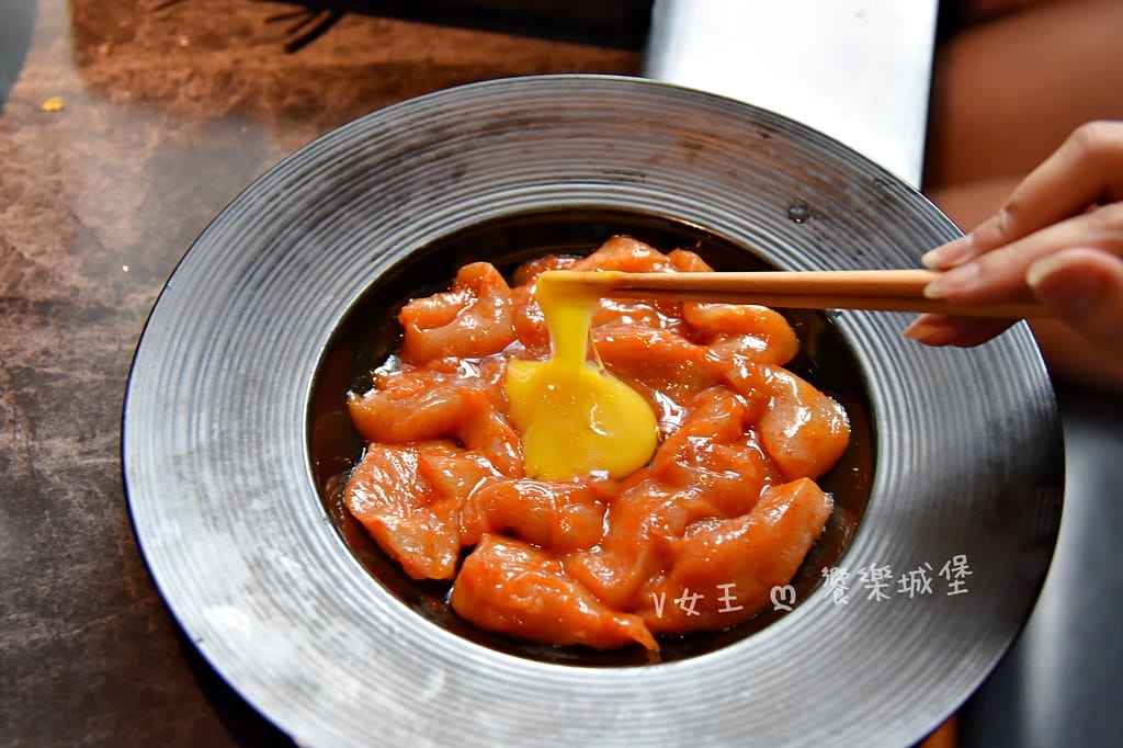 怎麻辣頂級鴛鴦麻辣火鍋 ll 桃園青埔麻辣鍋推薦,四格火鍋湯