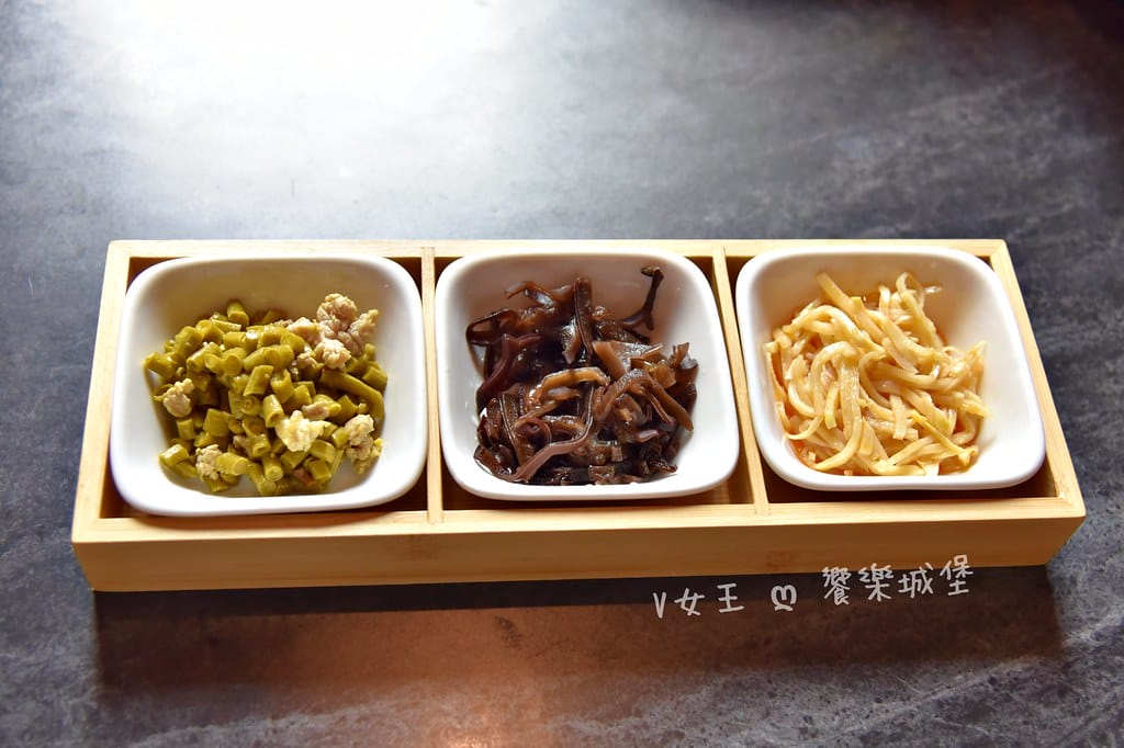 怎麻辣頂級鴛鴦麻辣火鍋 ll 桃園青埔麻辣鍋推薦,四格火鍋湯