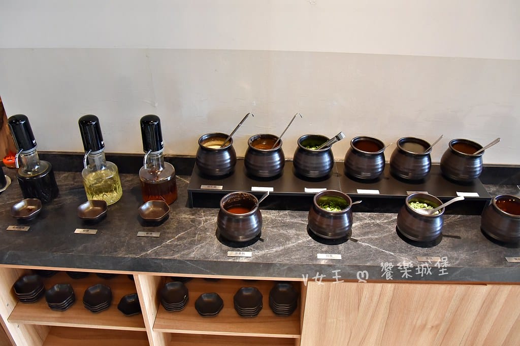 怎麻辣頂級鴛鴦麻辣火鍋 ll 桃園青埔麻辣鍋推薦,四格火鍋湯