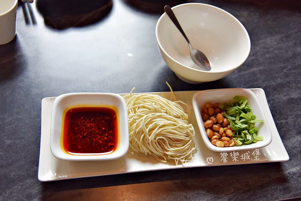 怎麻辣頂級鴛鴦麻辣火鍋 ll 桃園青埔麻辣鍋推薦,四格火鍋湯