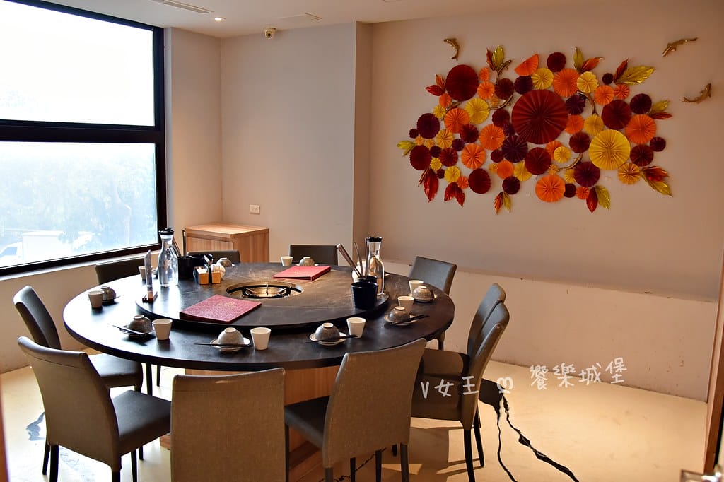 怎麻辣頂級鴛鴦麻辣火鍋 ll 桃園青埔麻辣鍋推薦,四格火鍋湯