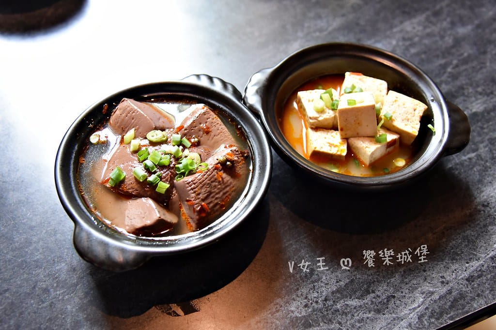 怎麻辣頂級鴛鴦麻辣火鍋 ll 桃園青埔麻辣鍋推薦,四格火鍋湯