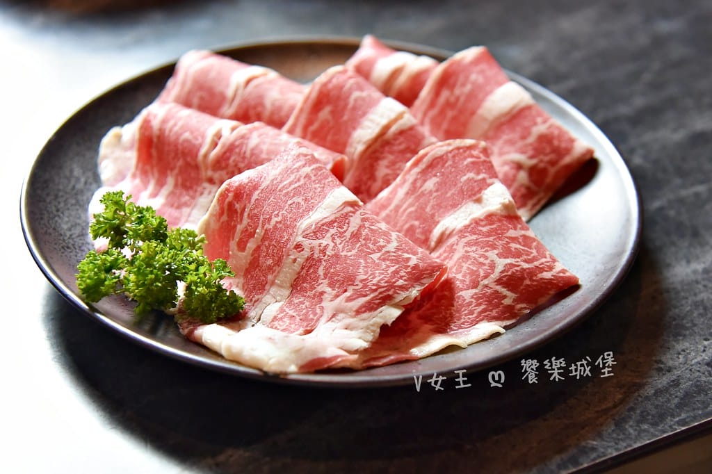 怎麻辣頂級鴛鴦麻辣火鍋 ll 桃園青埔麻辣鍋推薦,四格火鍋湯