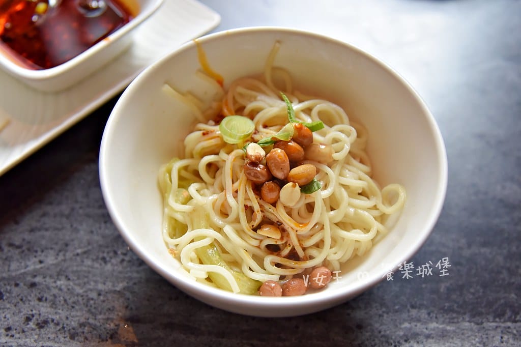 怎麻辣頂級鴛鴦麻辣火鍋 ll 桃園青埔麻辣鍋推薦,四格火鍋湯