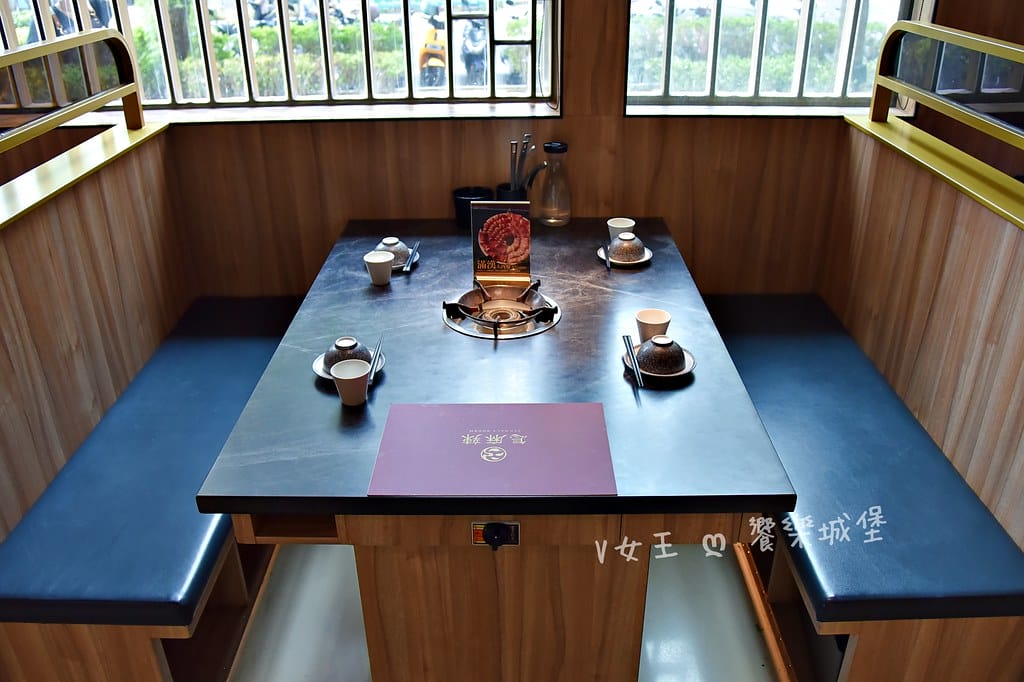 怎麻辣頂級鴛鴦麻辣火鍋 ll 桃園青埔麻辣鍋推薦,四格火鍋湯