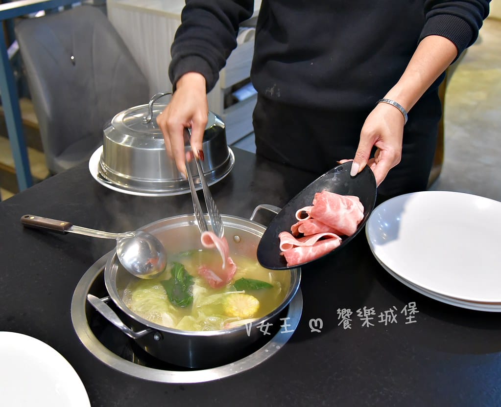 蒸天下海鮮蒸氣火鍋 ll 板橋火鍋推薦,專人桌邊服務,活體海