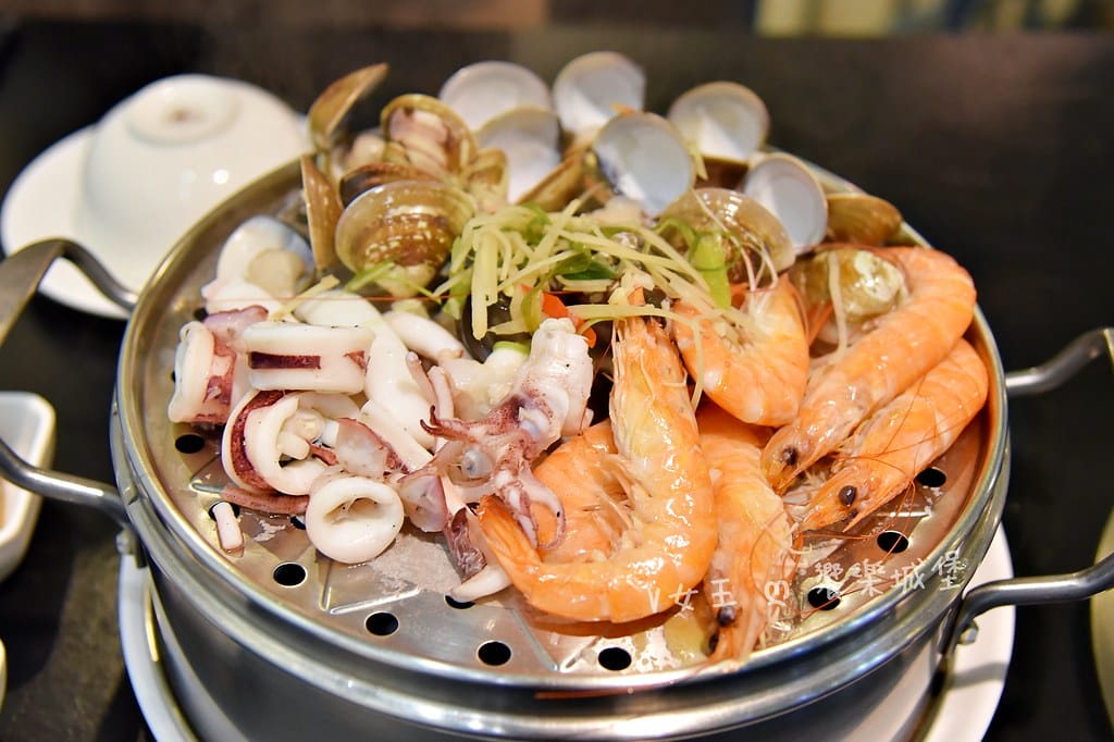 蒸天下海鮮蒸氣火鍋 ll 板橋火鍋推薦,專人桌邊服務,活體海