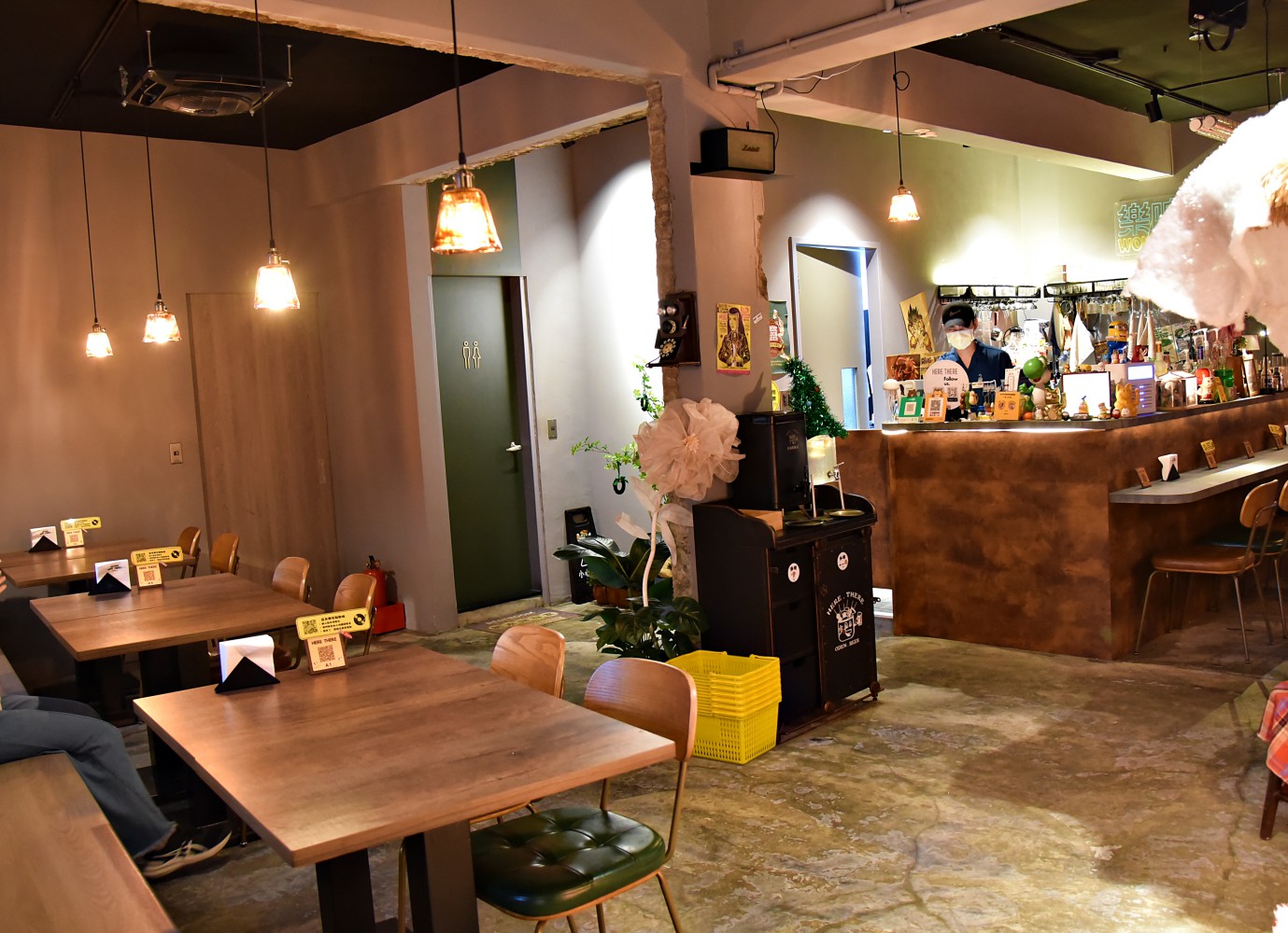 HERE THERE 這兒那兒餐酒館 ll 板橋巷弄中寧靜餐酒館，九款經典跟七款特調，三小時任大家喝十六款調酒，重點還是寵物友善餐廳