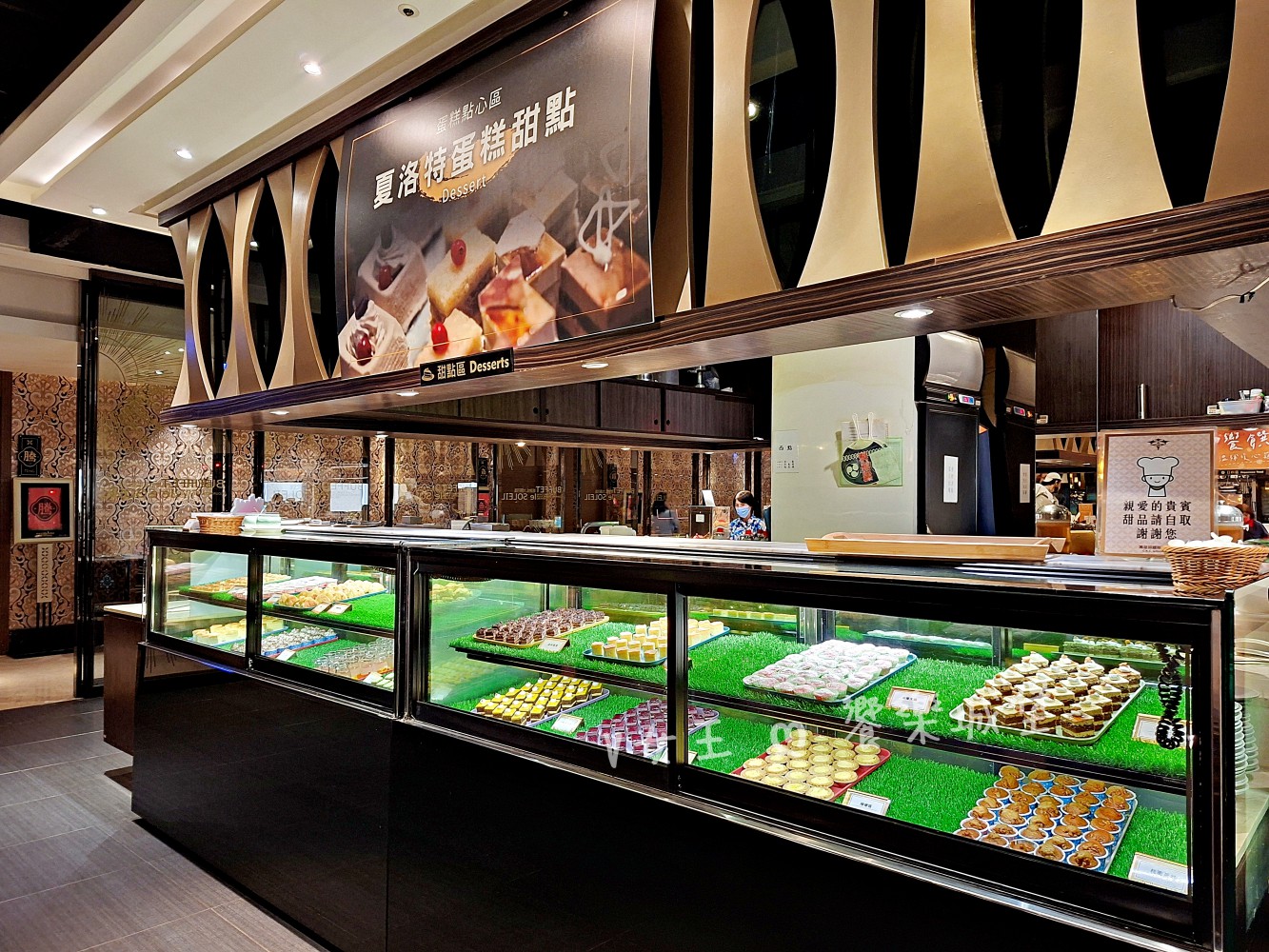 台中 潮港城太陽百匯 ll 魚市場海鮮直送讓你吃到最新鮮海鮮，多款海鮮料理任君挑選，台中吃到飽自助Buffet推薦