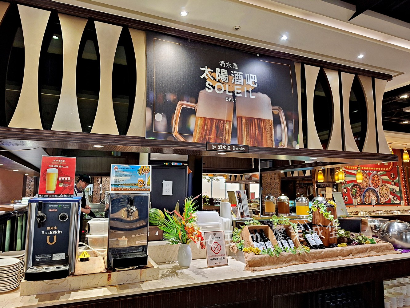 台中 潮港城太陽百匯 ll 魚市場海鮮直送讓你吃到最新鮮海鮮，多款海鮮料理任君挑選，台中吃到飽自助Buffet推薦