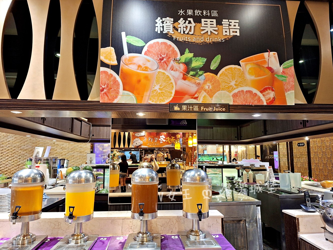 台中 潮港城太陽百匯 ll 魚市場海鮮直送讓你吃到最新鮮海鮮，多款海鮮料理任君挑選，台中吃到飽自助Buffet推薦